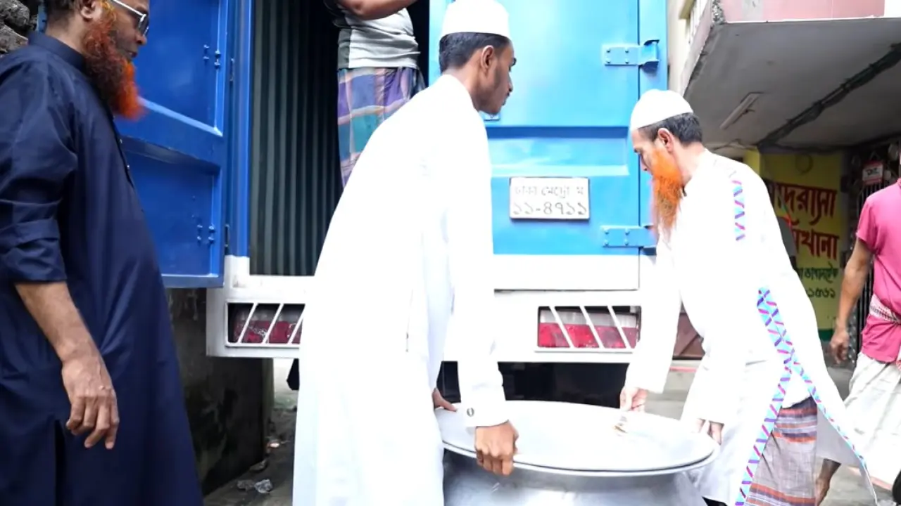 অসহায়দের জন্য নিয়মিত খাবার বিতরণ, নীরবে কাজ করছে এবিজি ফাউন্ডেশন