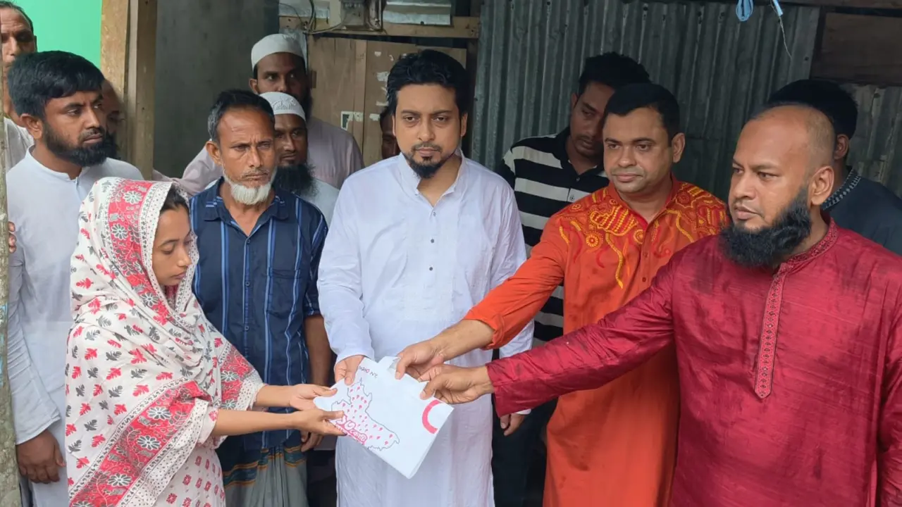 অসুস্থ মোসলেম ফরায়জির পাশে প্রশাসন ও সমাজসেবী জামাল হোসেন