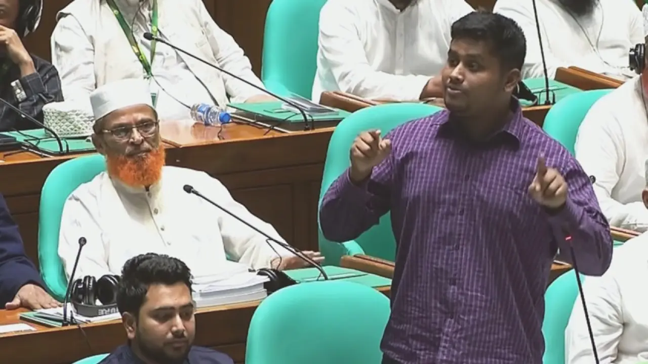 অভিযোগের রাজনীতিতে আলোচনার কেন্দ্রে হাসনাত আবদুল্লাহ