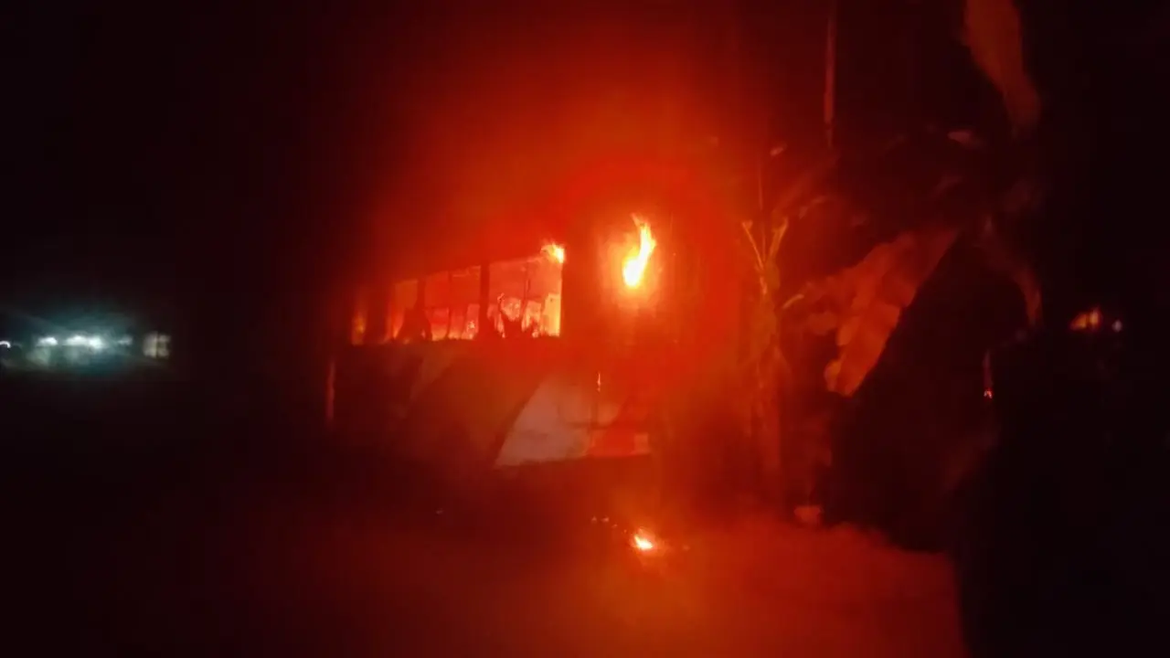 পাকিং করে যাত্রীবাহী বাসে রহস্যজনকভাবে আগুন