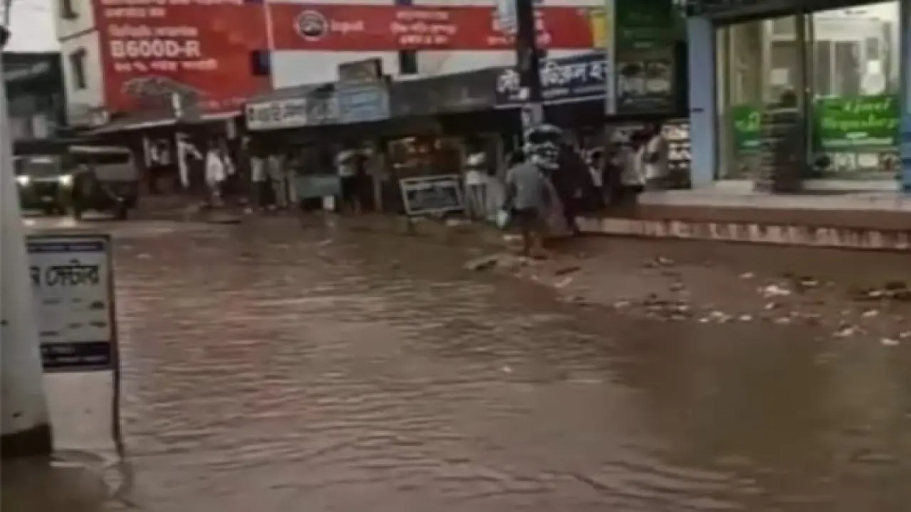 পানি নিষ্কাশনের নেই ব্যবস্থা, মৌলভীবাজার সরকার বাজার সড়কজুড়ে খানাখন্দ