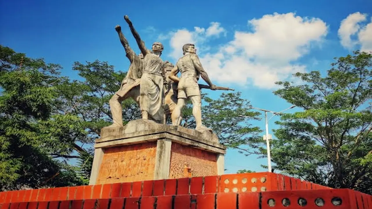 পাথরে খোদাই করা প্রতিবাদ: খুলনা বিশ্ববিদ্যালয়ে দাঁড়িয়ে থাকা মুক্তিযুদ্ধের ভাষা ‘অদম্য বাংলা