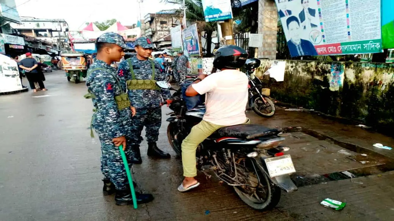 পাথরঘাটায় নৌবাহিনী ও ট্রাফিক পুলিশের যৌথ চেকপোস্ট, জরিমানা ৪২ হাজার টাকা