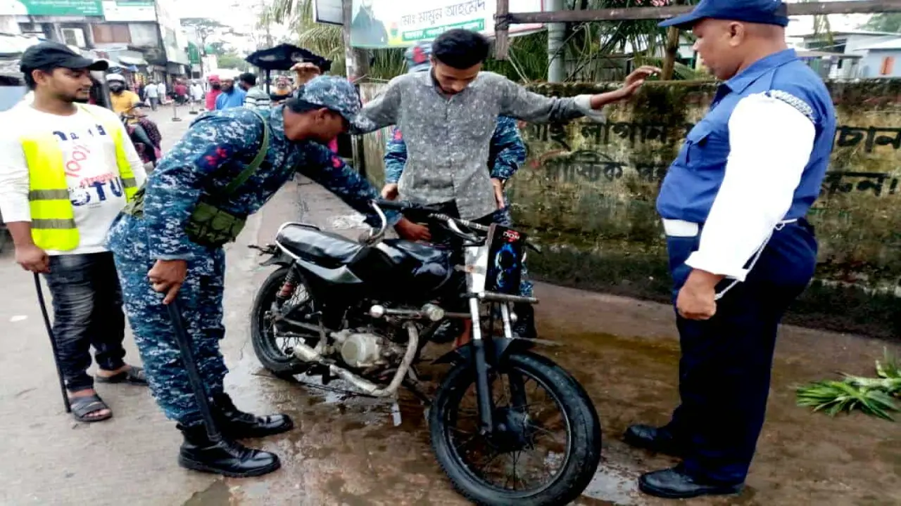 পাথরঘাটায় নৌবাহিনী ও ট্রাফিক পুলিশের যৌথ চেকপোস্ট অভিযান