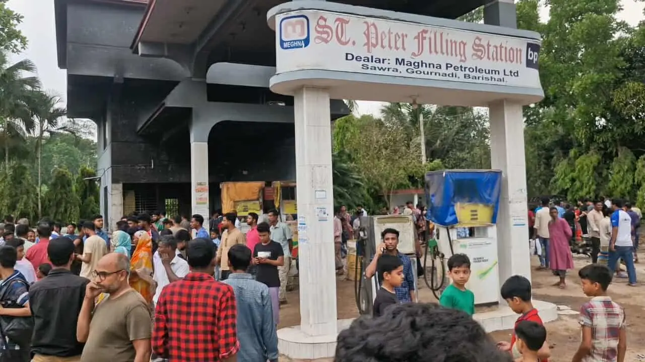 পেট্রোল পাম্পে অগ্নিকান্ড, চালকের    বুদ্ধিমত্তায় রক্ষা পেল ফিলিং    স্টেশন
