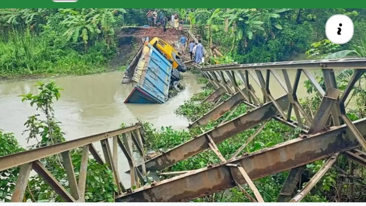 পিরোজপুরে ব্রিজ ভেঙে খালে, তিন দিনেও শুরু হয়নি মেরামত