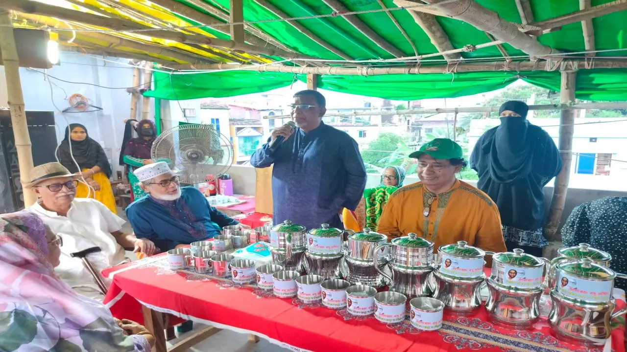 পরিবেশ ও স্বাস্থ্য সুরক্ষায় কাউনিয়া বৃদ্ধাশ্রমে স্টিলের মগ-জগ বিতরণ