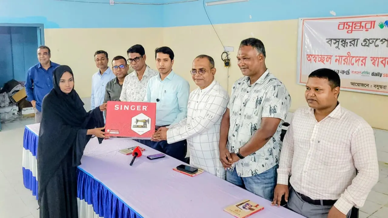 প্রশিক্ষণ শেষে বগুড়ায় ২০ নারীকে সেলাই মেশিন দিল বসুন্ধরা শুভসংঘ