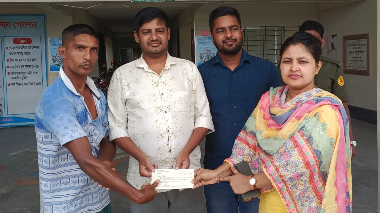 প্রতিবন্ধীর ভ্যান চুরি, পাশে দাঁড়ালেন ইউএনও