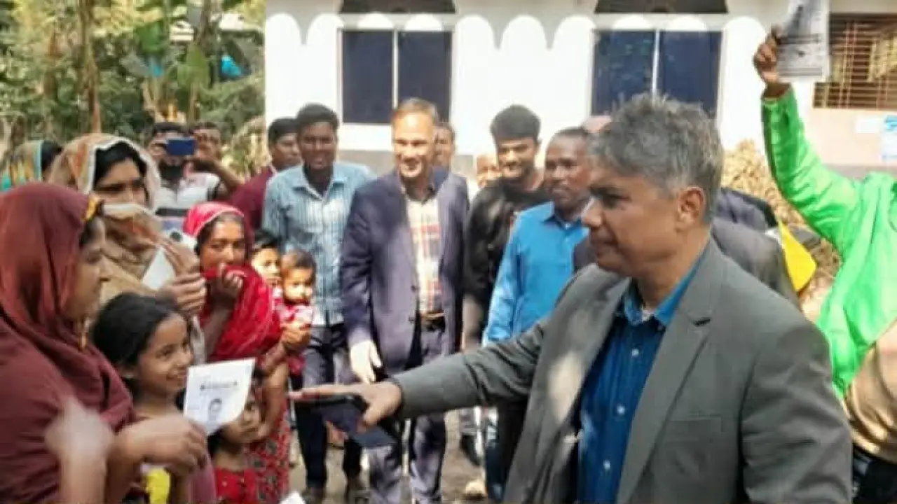 পটুয়াখালী-৩ ভোটারদের দুয়ারে দুয়ারে স্বতন্ত্র প্রার্থী হাসান মামুন