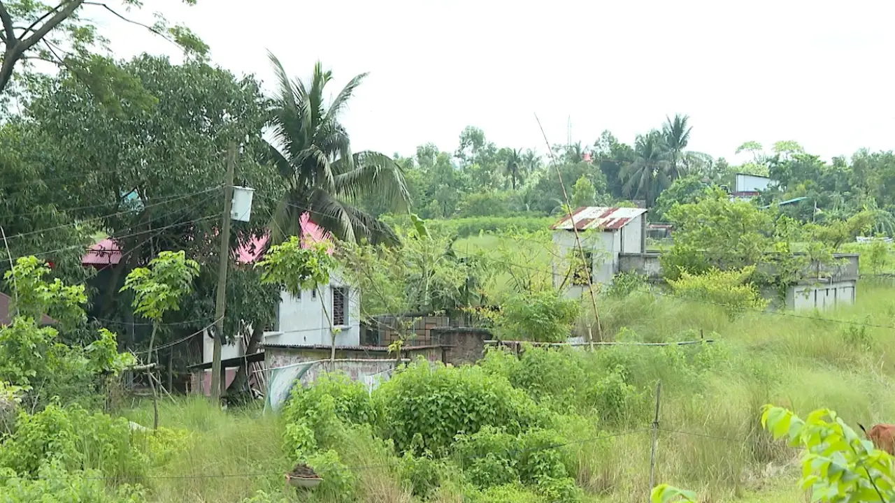পূর্বাচলে হারিয়েছিলেন জমি, এবার হারানোর শঙ্কা শেষ আশ্রয়টুকুও