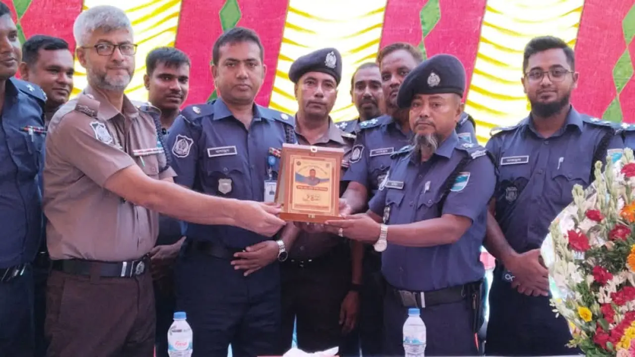 রাজকীয় বিদায়ে অবসরে গেলেন টুঙ্গিপাড়া থানার এসআই ছবির উদ্দিন শিকদার