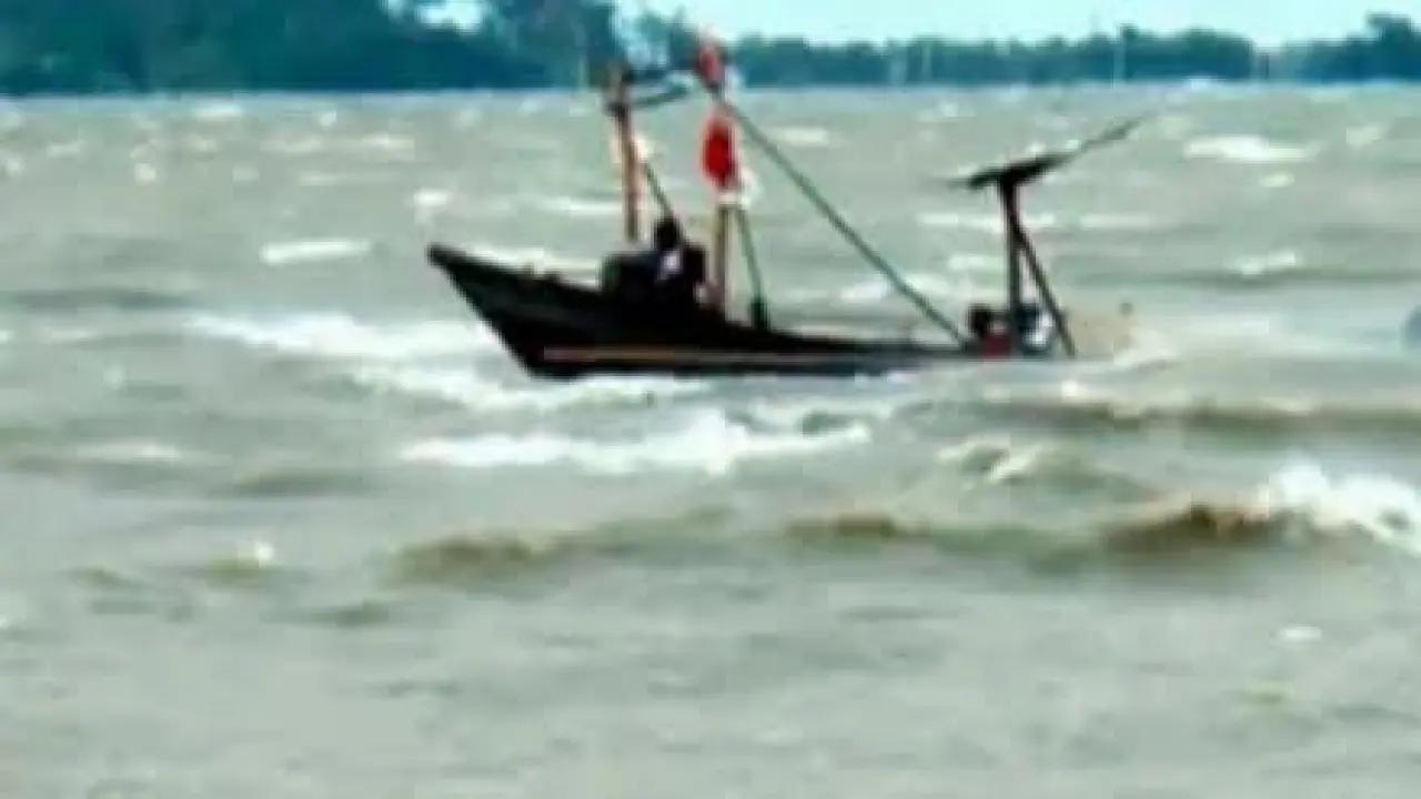 রাঙ্গাবালীর চরমোন্তাজে আকস্মিক ঝড়ে ট্রলার ডুবি