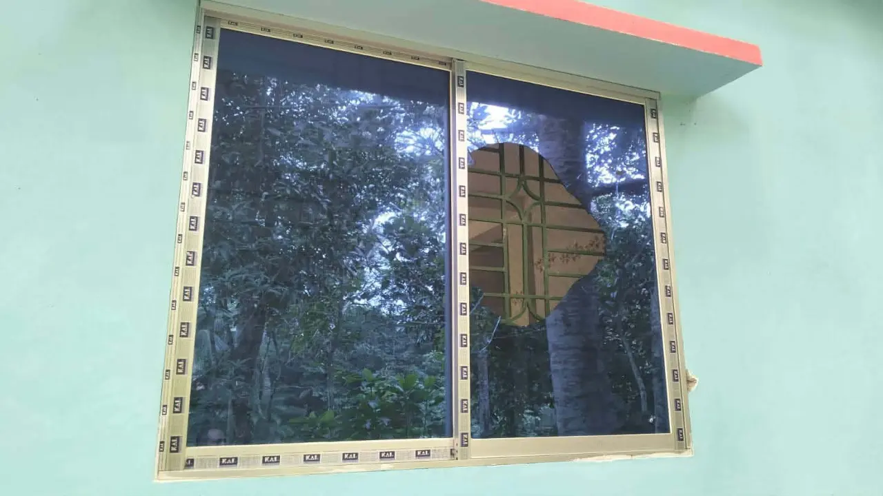 রাতের আঁধারে ছাত্রদল    নেতার ভবন ভাংচুর করলো    কারা!