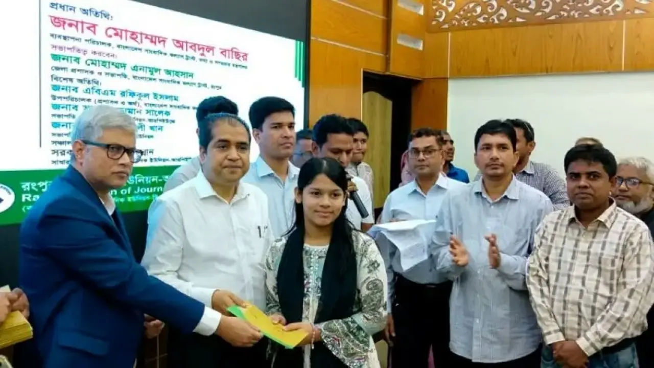 রংপুর বিভাগের সাংবাদিক ও মেধাবী সন্তানের মাঝে আর্থিক অনুদানের চেক বিতরণ