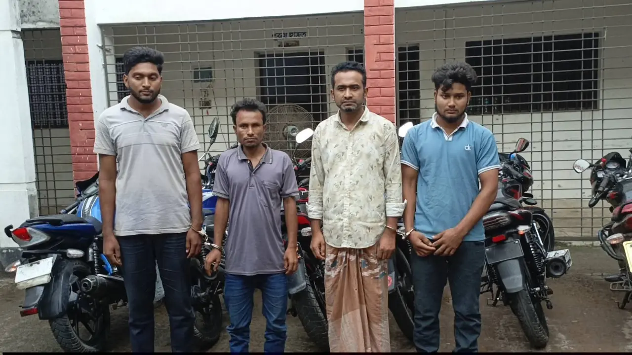 রংপুর মেট্রোপলিটন কোতয়ালী থানা পুলিশ ৯টি চোরাই মোটরসাইকেলসহ ৪ জনকে গ্রেফতার