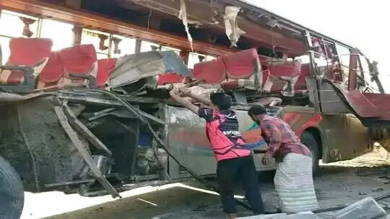 রংপুরে দাঁড়িয়ে থাকা ট্রাকে ধাক্কা: ৪ জন নিহত, ৩০ আহত