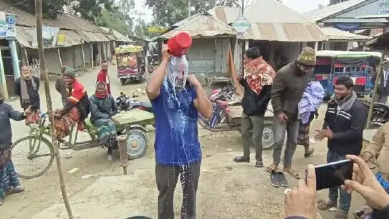 রংপুরে দুধ দিয়ে গোসল ছাড়লেন দল