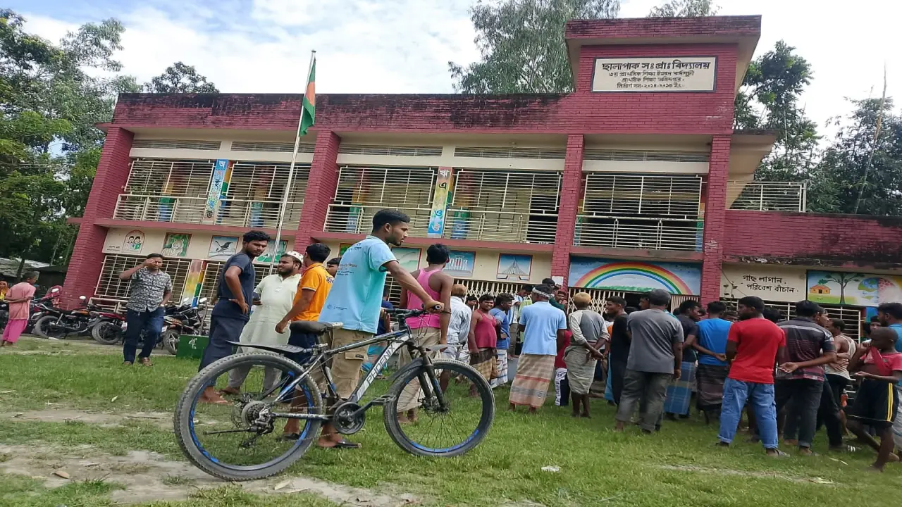 রংপুরে স্কুল ছাত্রীকে যৌন হয়রানির অভিযোগ শিক্ষক সাময়িক বরখাস্ত