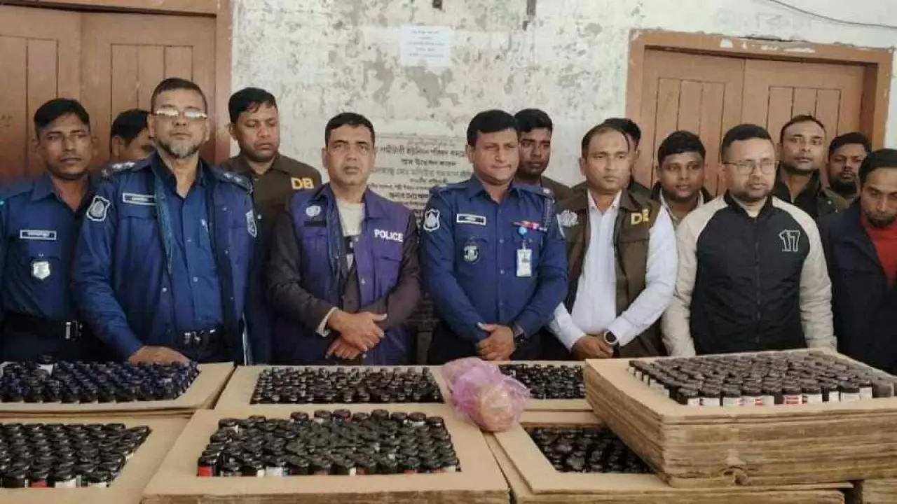 রংপুরের ঙ্গাচড়ায় ১০ লাখ টাকার ভারতীয় ফেনসিডিলসহ ট্রাক আটক
