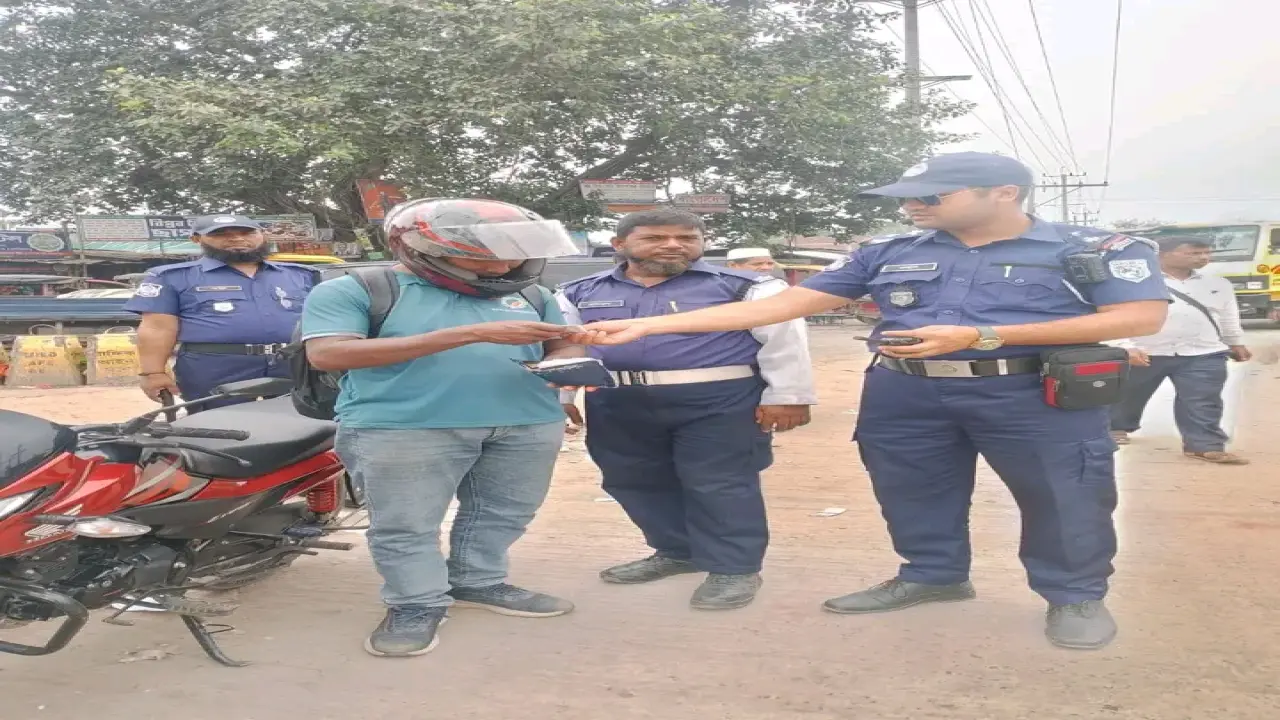 রংপুরের পাগলাপীর সড়কে শৃঙ্খলা ফেরাতে কঠোর অবস্থানে ট্রাফিক পুলিশের বিশেষ অভিযান: