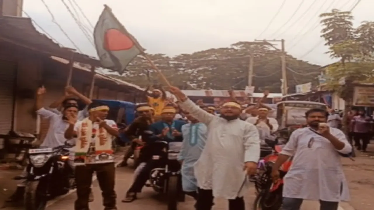 সাবেক সাংসদ হাফিজ ইব্রাহিমের পক্ষে তাঁতি দলের সভাপতির নেতৃত্বে মোটরসাইকেল শোডাউন ও পথসভা অনুষ্ঠিত