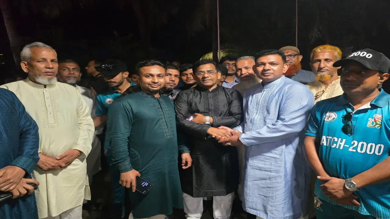 সাধারন মানুষের সাথে ঈদ শুভেচ্ছা বিনিময় করলেন গোপালগঞ্জ-০১ আসনে সাংসদ সেলিমুজ্জামান সেলিম