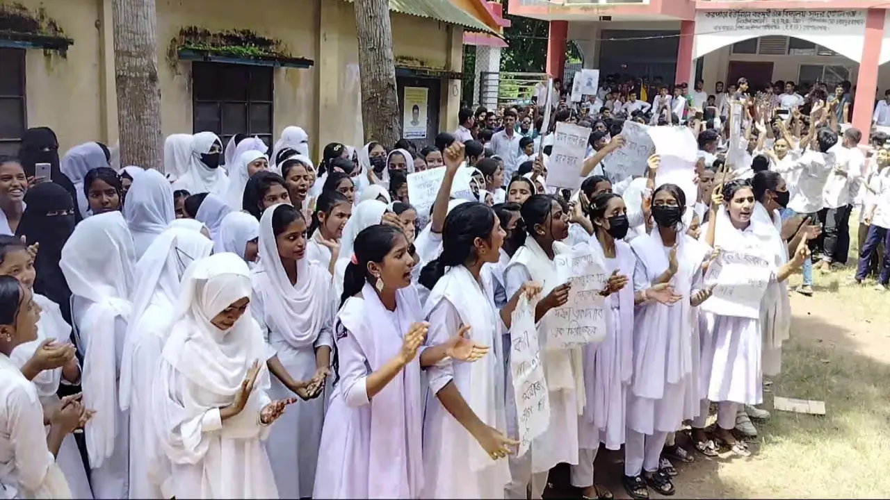 সাময়িকভাবে বহিষ্কার, তদন্ত কমিটি গঠন  গোপালগঞ্জে শিক্ষকের বিরুদ্ধে শিক্ষার্থীকে শ্লীলতাহানীর অভিযোগ, শান্তির দাবীতে শিক্ষার্থীদের বিক্ষোভ