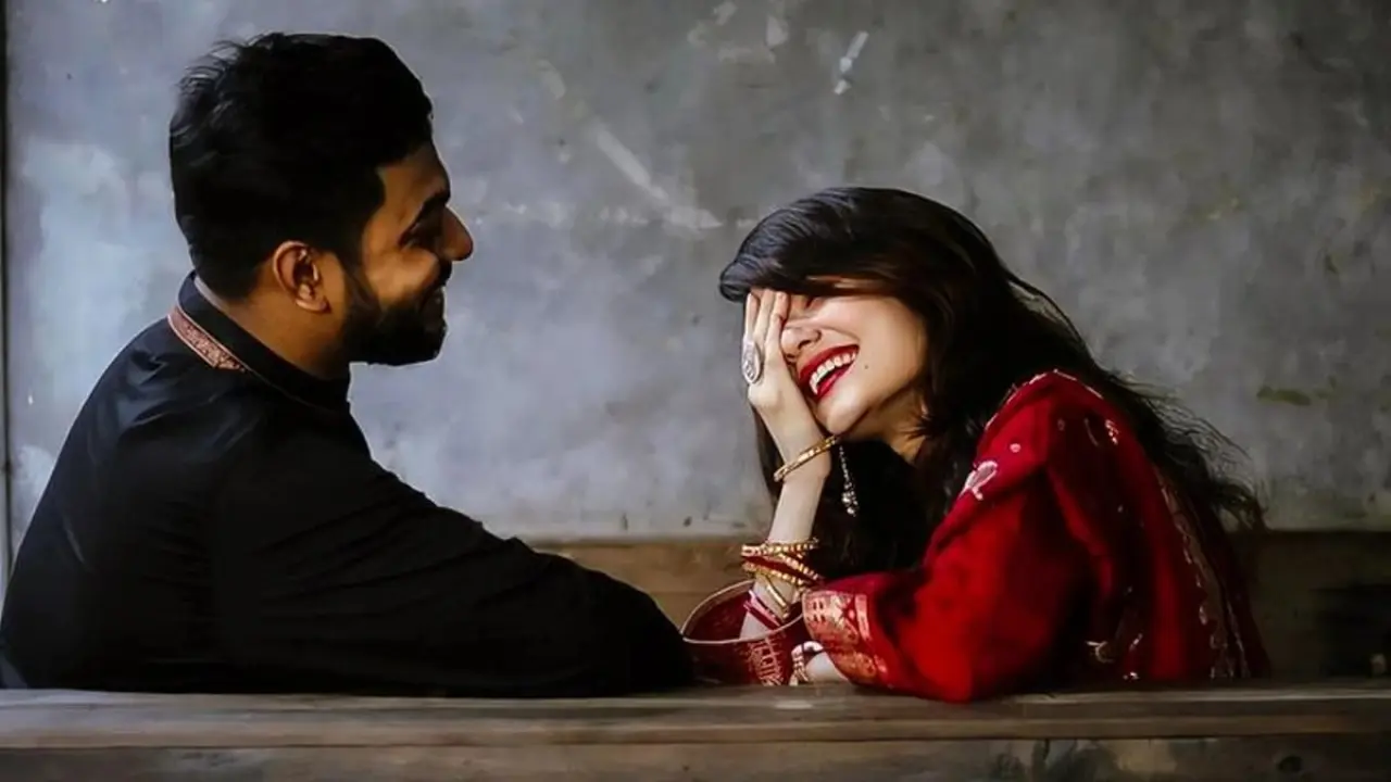 সাংবাদিকের সঙ্গে প্রেম করার ১১ সুবিধা