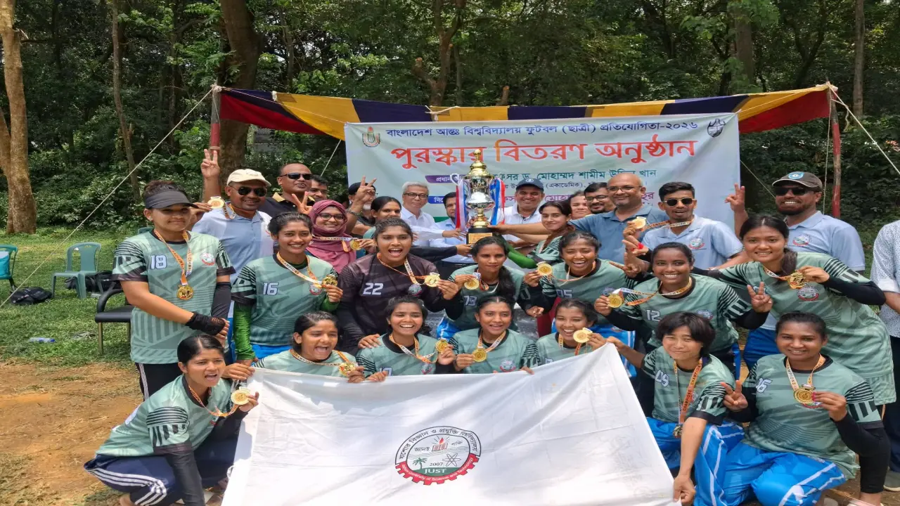 সাত-শুন্য গোলের ব্যবধানে চট্টগ্রাম বিশ্ববিদ্যালয়কে হারিয়ে চ্যাম্পিয়ন যবিপ্রবি মেয়ে ফুটবল দল