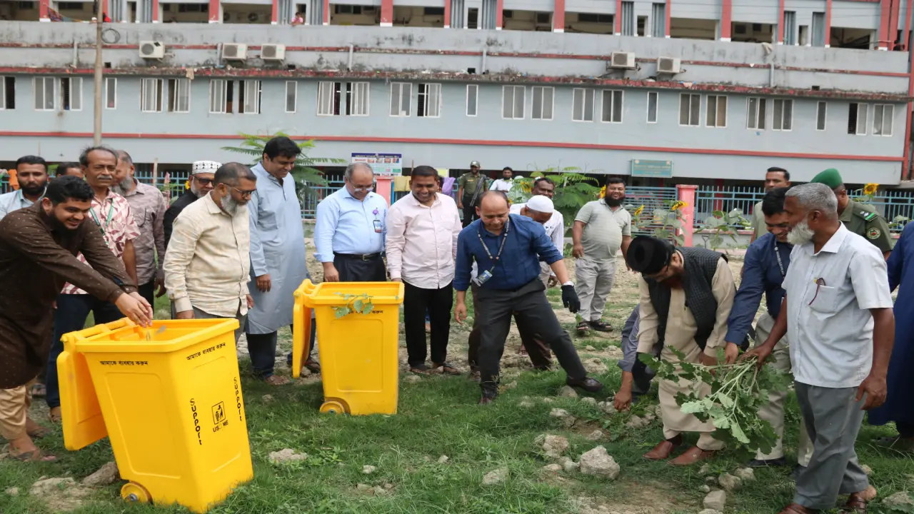 শেবাচিম হাসপাতালে পরিচ্ছন্নতা ও জনসচেতনতামূলক অভিযান চালালেন পরিচালক