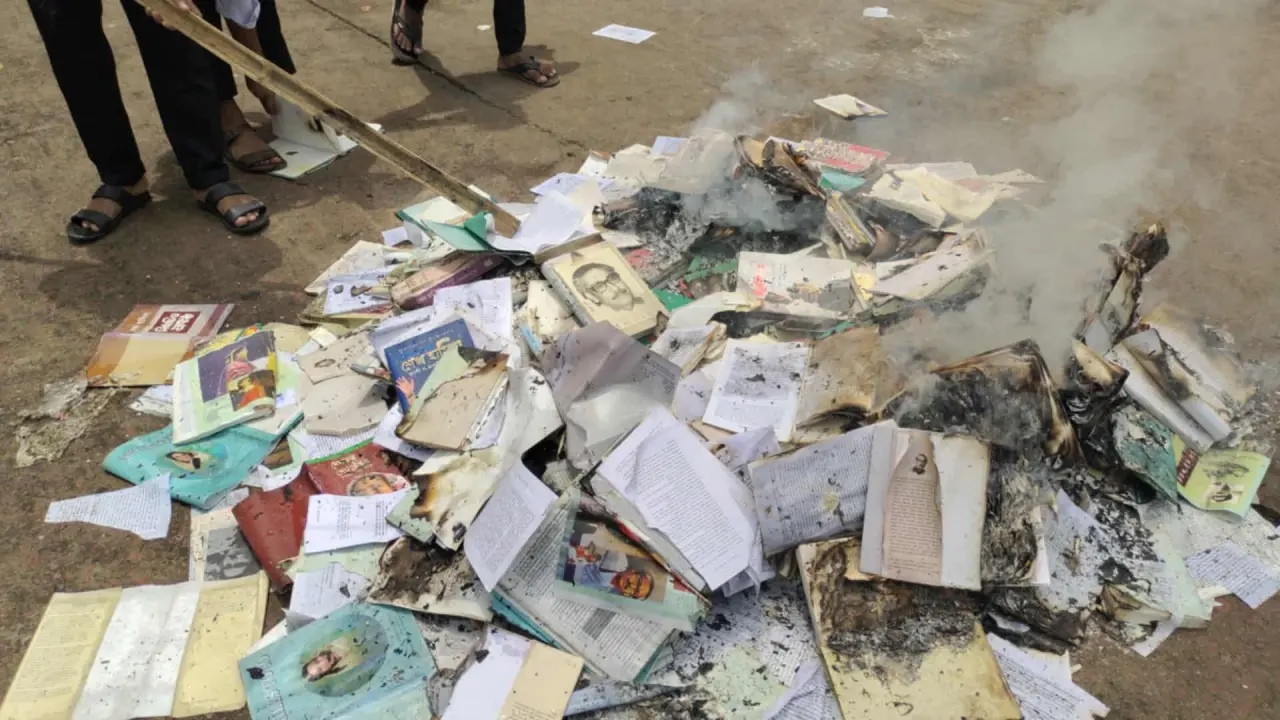 শেখ মুজিব ও হাসিনা সংশ্লিষ্ট ৩ শতাধিক বই পুড়িয়ে দিল বরগুনা পলিটেকনিক ইনস্টিটিউটের শিক্ষার্থীরা