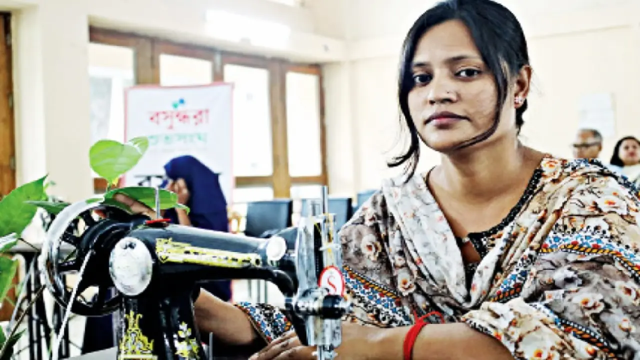সেলাই মেশিন পেয়ে নতুন করে বাঁচার স্বপ্ন দেখছেন কাজলী ও আবিনাদ