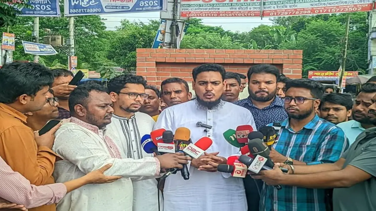 সেনাবাহিনীর মর্যাদাকে যাহারা ক্ষুন্ন করেছে তাদের দ্রুত গ্রেফতার করতে হবে : রংপুরে আখতার