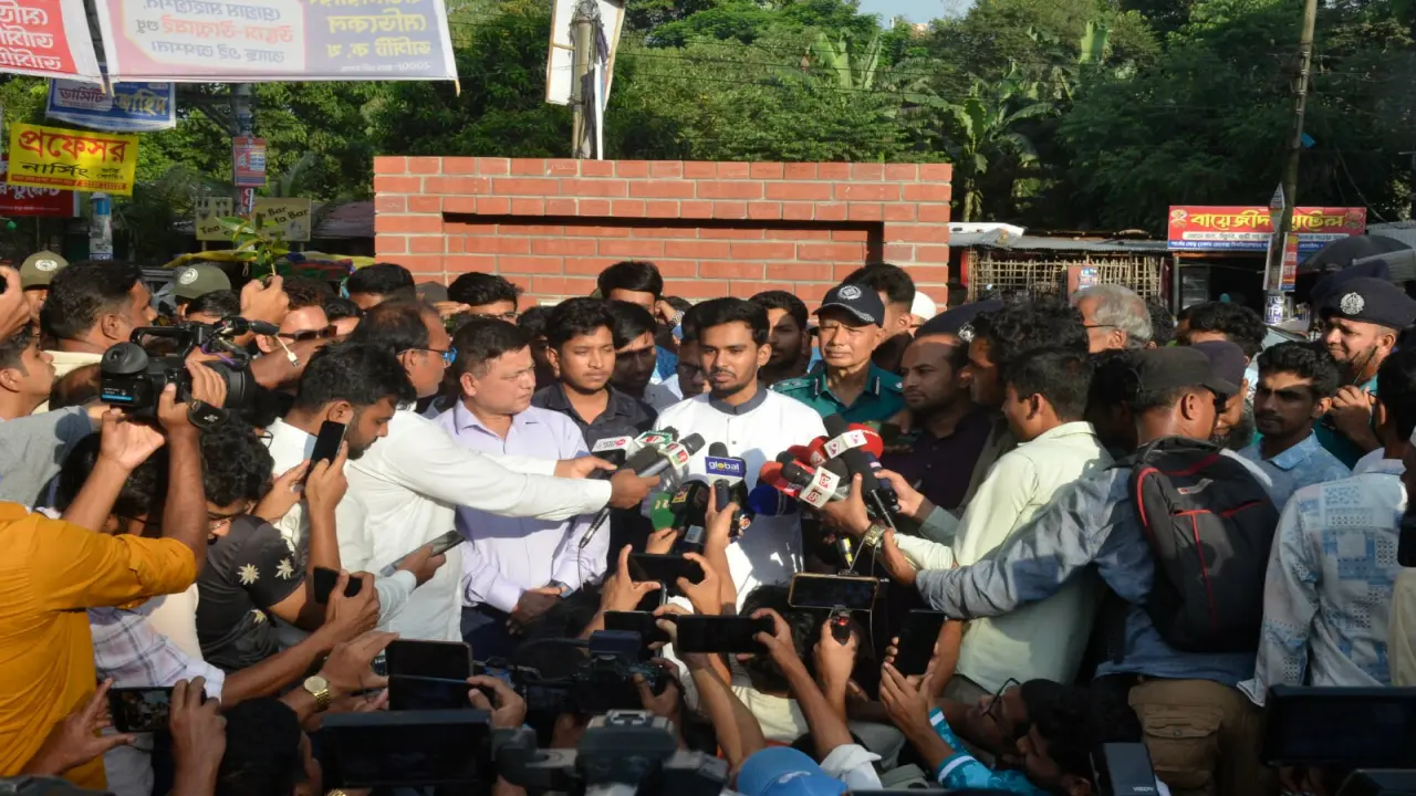 শহিদ আবু সাঈদ স্মৃতিস্তম্ভে উপদেষ্টা আসিফ মাহমুদ সজীব ভূঁইয়ার শ্রদ্ধা নিবেদন