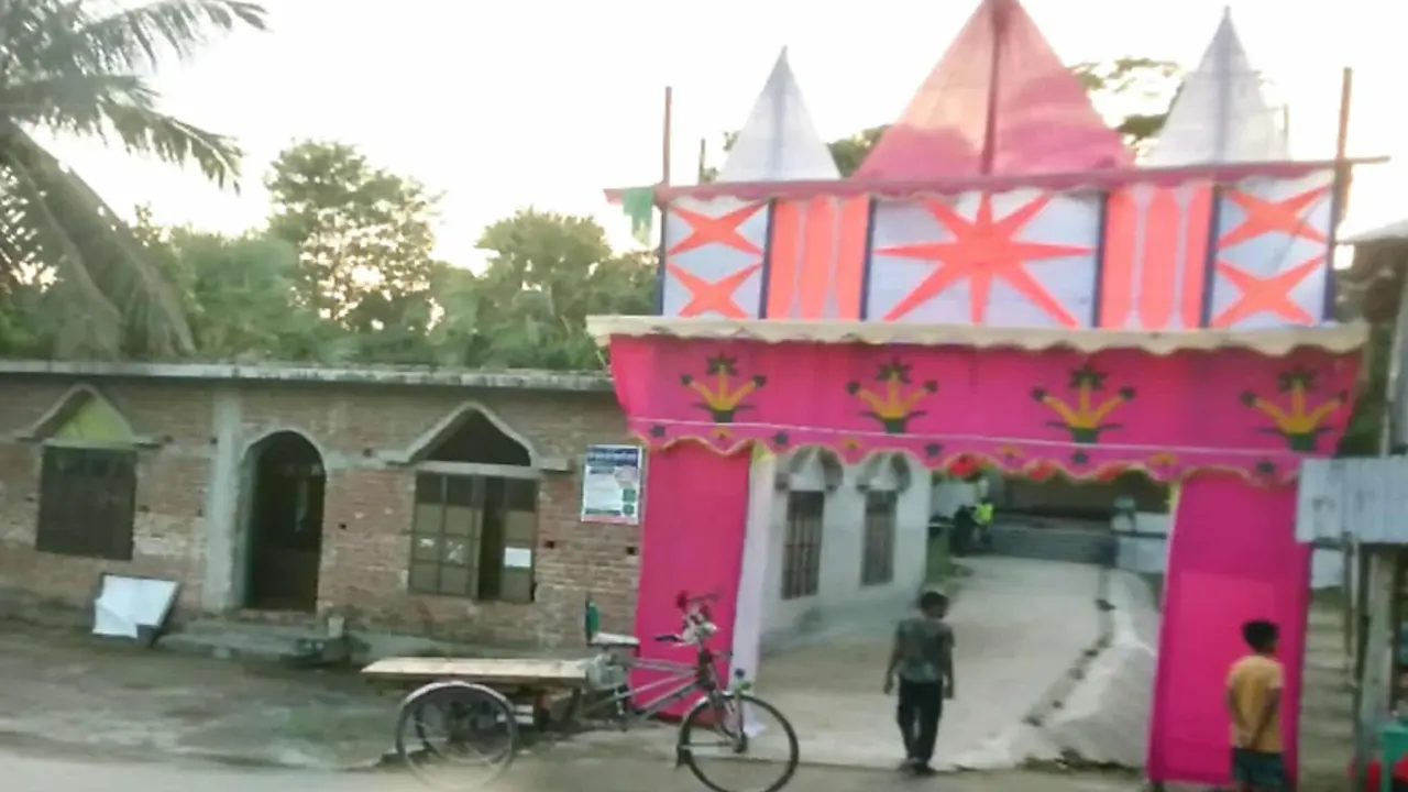 সম্প্রীতির দৃষ্টান্ত  স্থাপন করেছে একই মাঠে মসজিদ