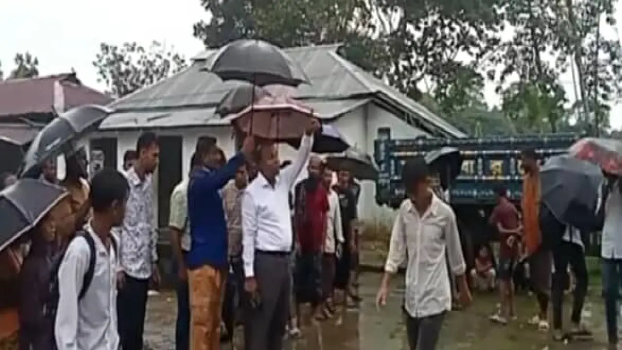 সংবাদ প্রকাশের পর  বাবুই'র বাসা ধ্বংসের ঘটনায় প্রশাসনের পরিদর্শন, কৃষকের মুচলেকা: প্রতিস্থাপন হবে বাসা