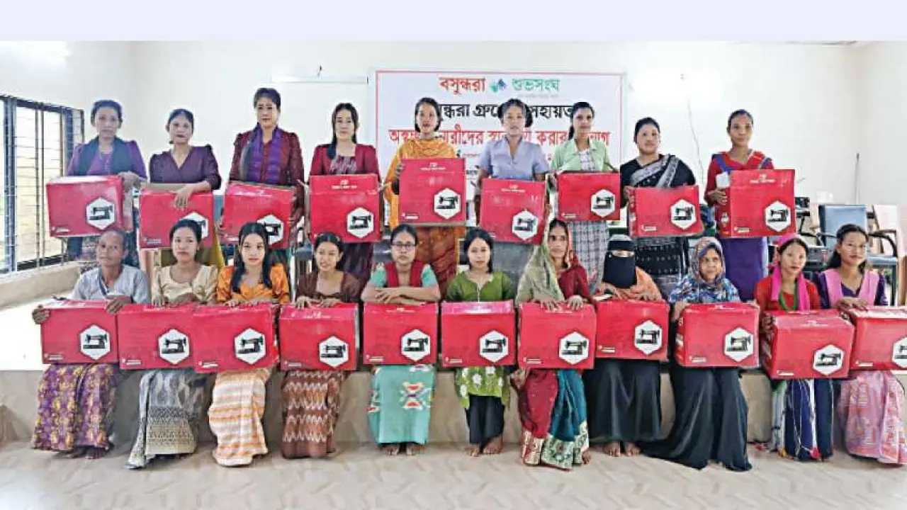 সংসারে সচ্ছলতা ফেরাতে বান্দরবানের ১০০ নারীর হাতে সেলাই মেশিন