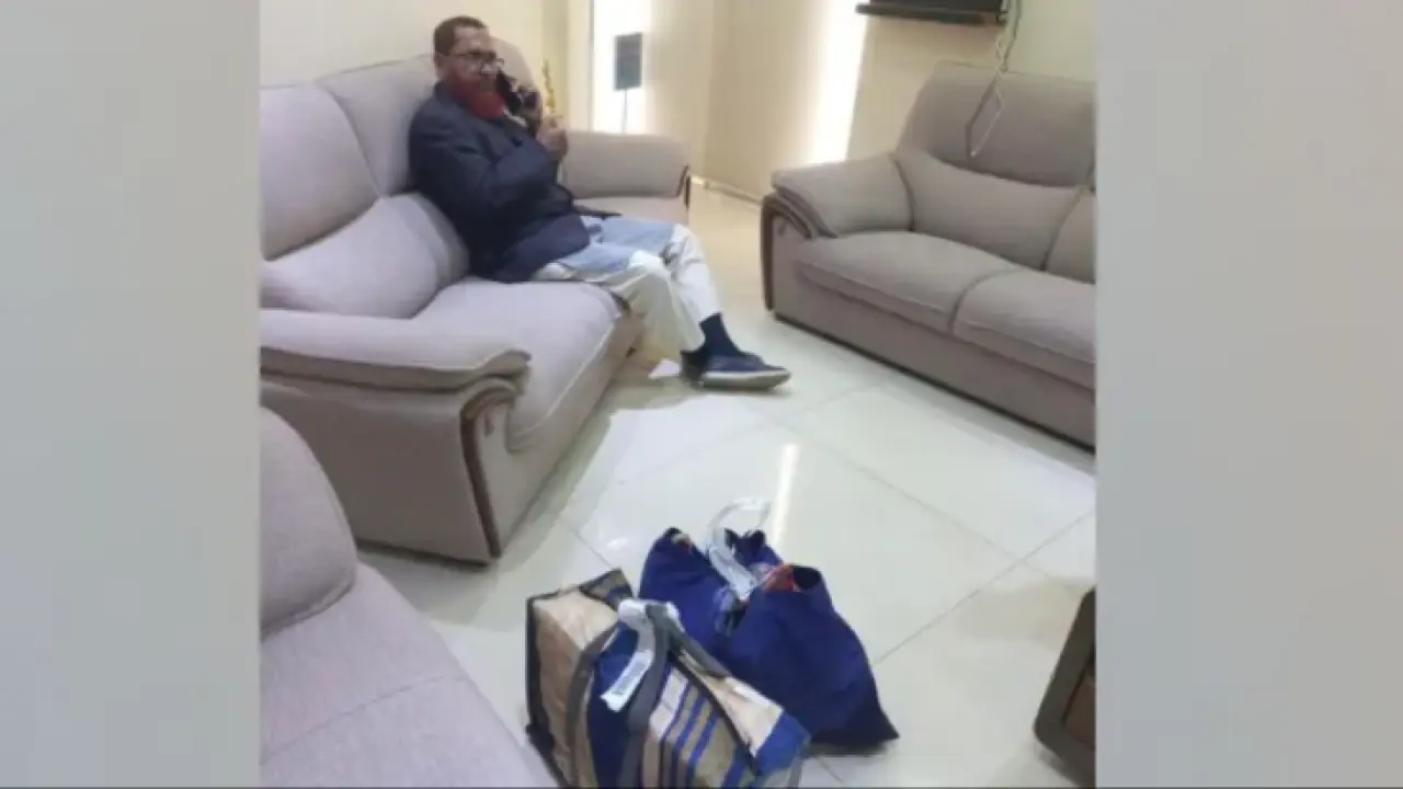 সৈয়দপুর বিমানবন্দরে ৫০ লাখ টাকাসহ জামায়াতের আমির গ্রেফতার