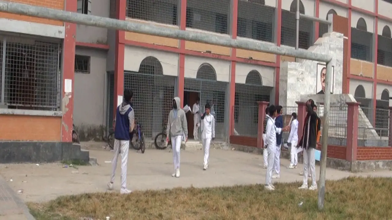 সরকারি মাধ্যমিক বিদ্যালয়ের সহকারী শিক্ষকদের ডাকা কর্মবিরতি স্থগিত করায় গোপালগঞ্জে বার্ষিক পরিক্ষা অনুষ্ঠিত