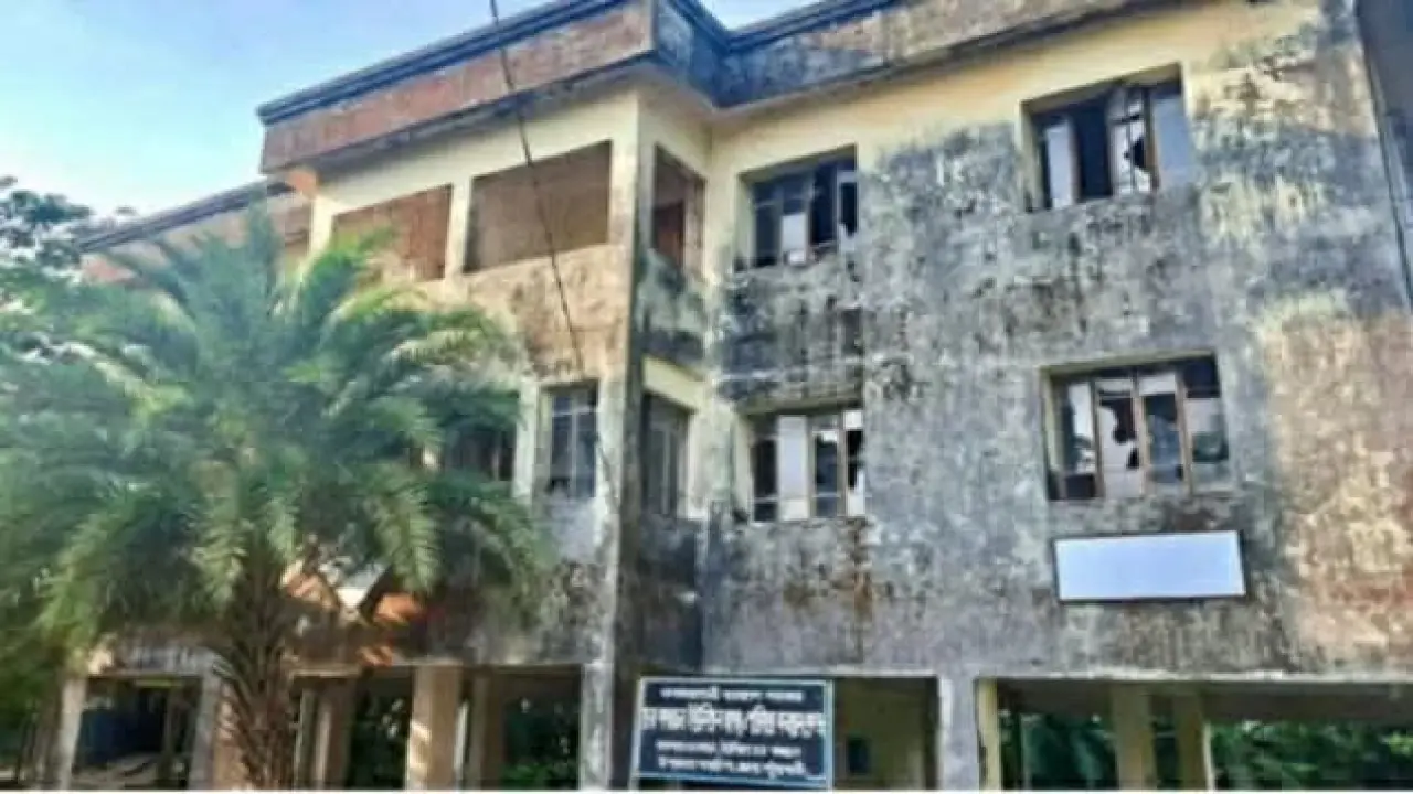 স্বাস্থ্যকেন্দ্র নির্মাণের দুই যুগেও চিকিৎসকের দেখা পায়নি চর কাজলবাসী