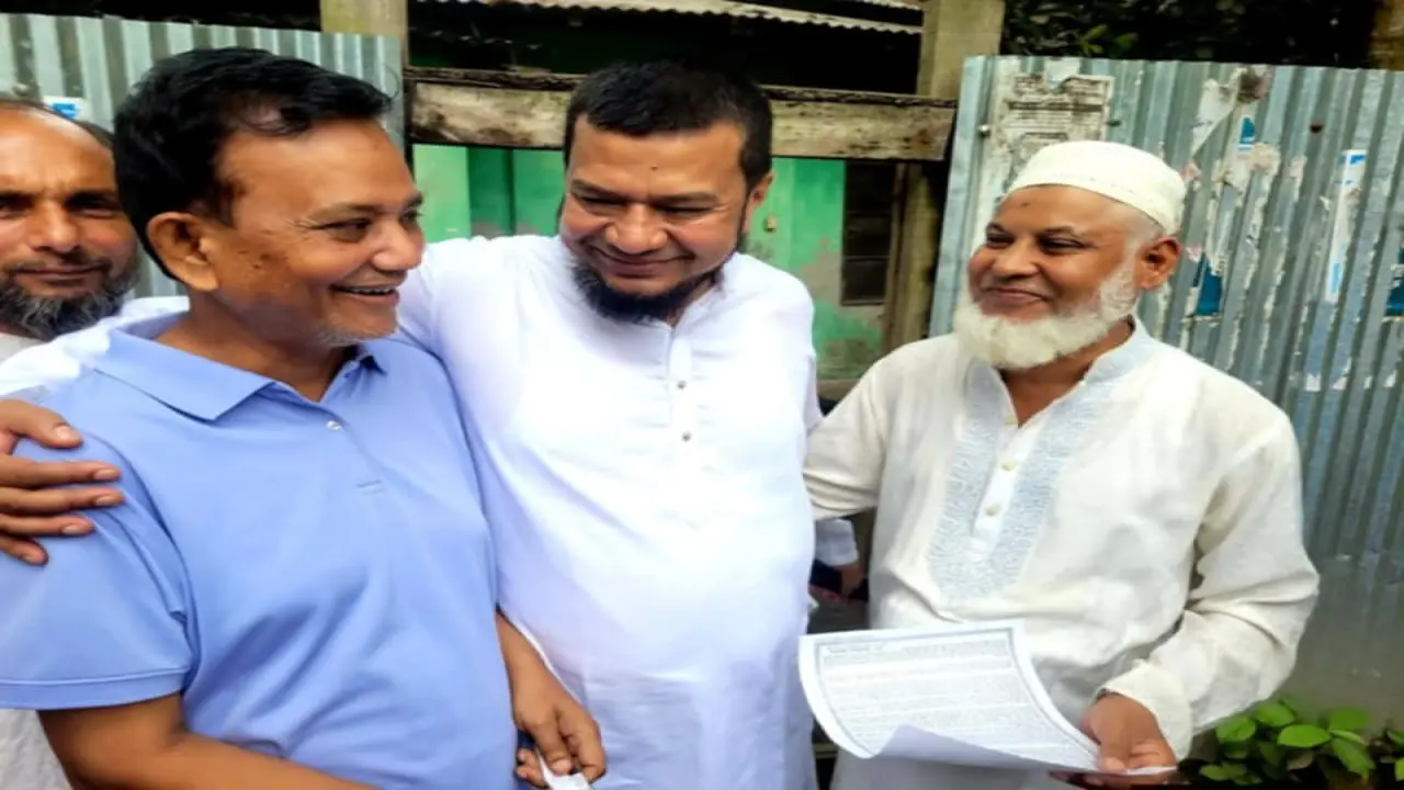 টানা ১১ দিনের গণসংযোগ শেষে ঢাকার পথে মেয়র প্রার্থী আকবর হাওলাদার, পৌরবাসীর দোয়া ও সমর্থন কামনা