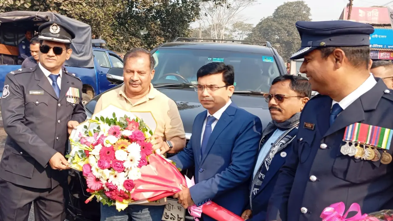 তথ্যমন্ত্রীকে ফুল দিয়ে বরন