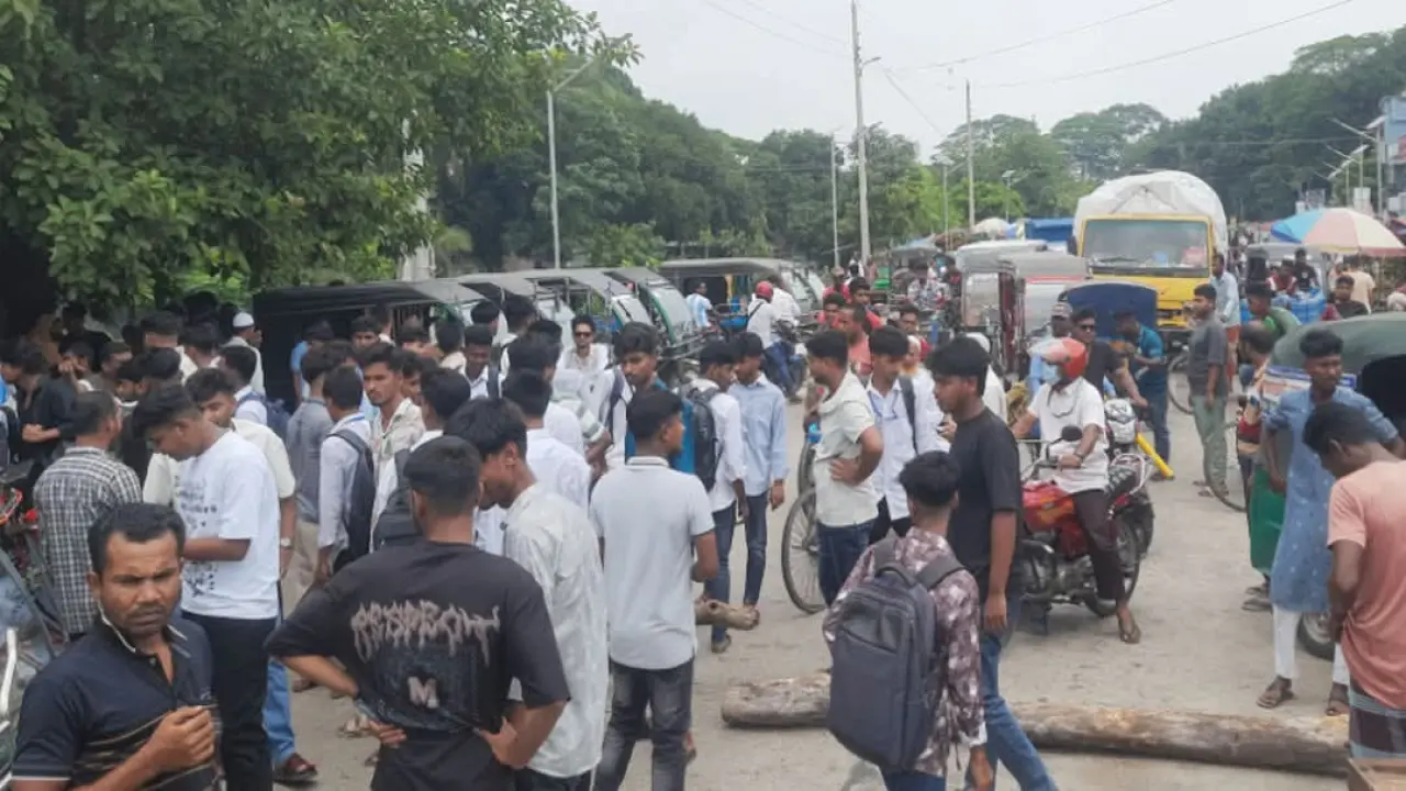 টুঙ্গিপাড়ায় এইচএসসি পরীক্ষা কেন্দ্র পরিবর্তনের দাবিতে শিক্ষার্থীদের মহাসড়ক অবরোধ