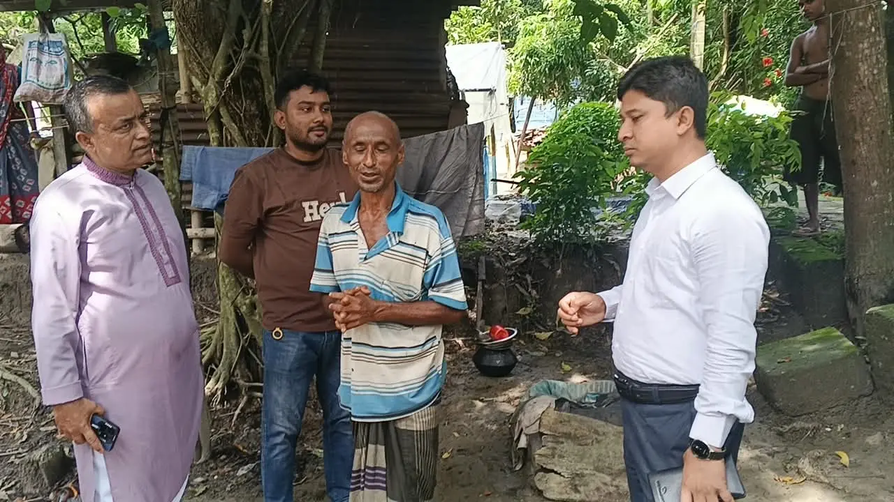 টুঙ্গিপাড়ায় ভাঙা ঘরে বৃষ্টির পানিতে ভিজে নবজাতকের জন্ম, পাশে দাঁড়াল প্রশাসন
