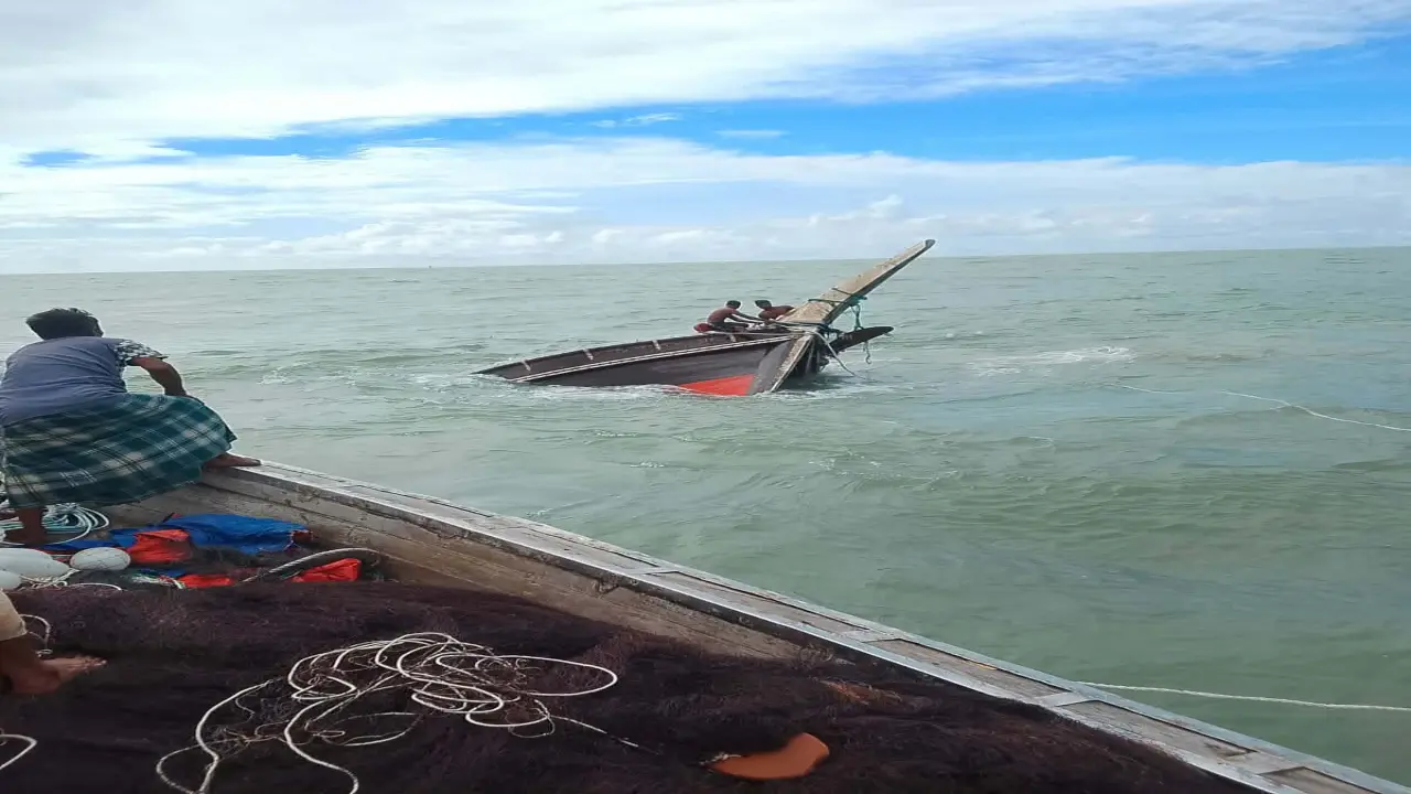 উত্তাল সাগরে ১৩ জেলেসহ ট্রলারডুবি, নিখোঁজ ৫