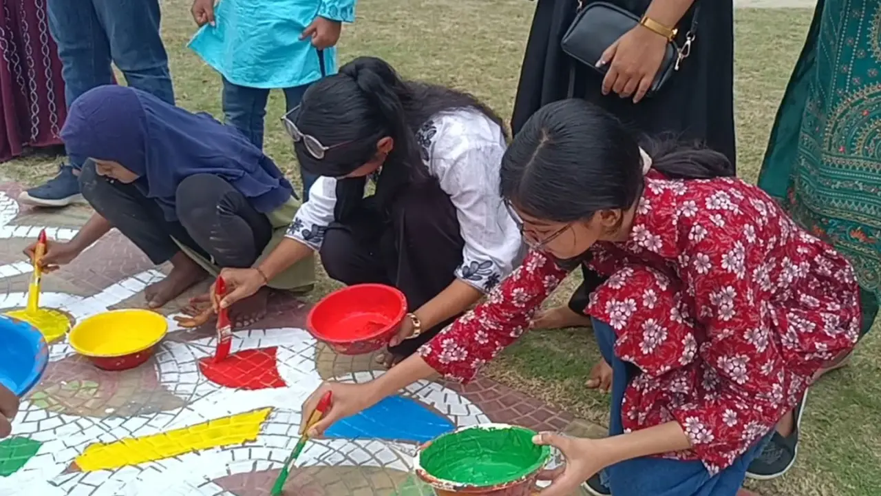 ভাষা শহীদদের শ্রদ্ধা জানাতে গোপালগঞ্জ পৌর শহীদ মিনার এলাকায় আঁকা হচ্ছে আল্পনা ও ভাষা আন্দোলনের গ্রাফিতি