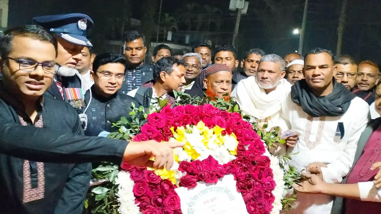 ভাষা সৈনিক চত্বরে ভাষা  শহীদদের প্রতি বিনম্র  শ্রদ্ধা