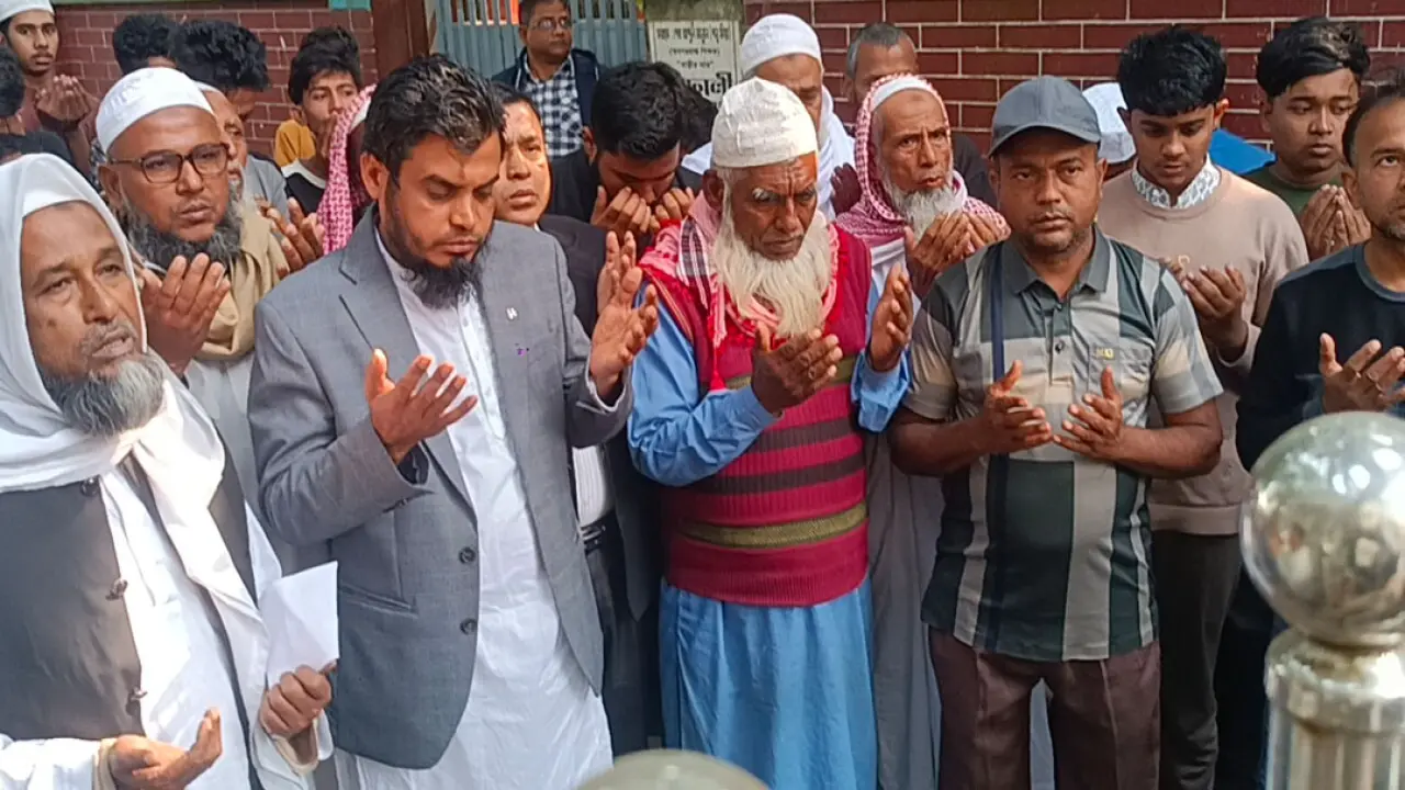 ভিতরে প্রবেশের অনুমতি না পেয়ে বাইরে দাঁড়িয়ে বঙ্গবন্ধুর কবর জিয়ারত করলেন গোপালগঞ্জ-০৩ আসনের স্বতন্ত্র প্রার্থী হাবিবুর