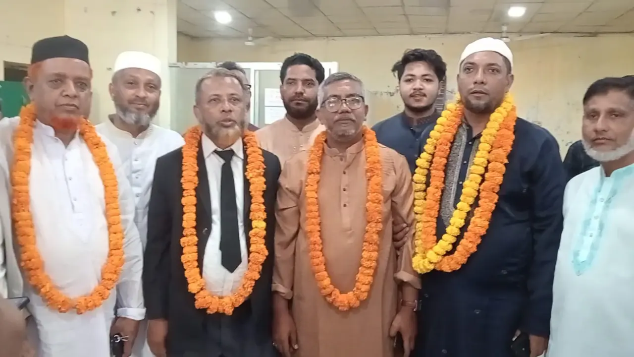 ভোলার চরফ্যাশন আইনজীবি সমিতির নির্বাচনে বিজয় প্রার্থীদের উল্লাস